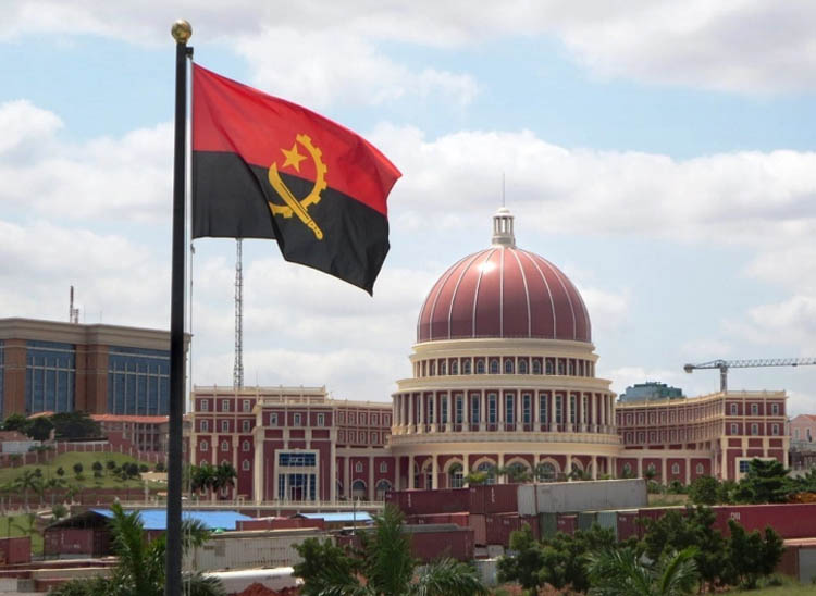 FMI diz que economia de Angola vai afundar