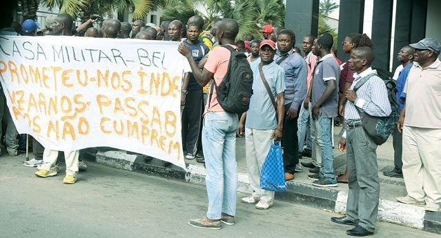 Ex-trabalhadores da Brigada Especial de Limpeza da Casa de Segurança do PR realizam manifestação nesta terça-feira para exigirem indemnizações