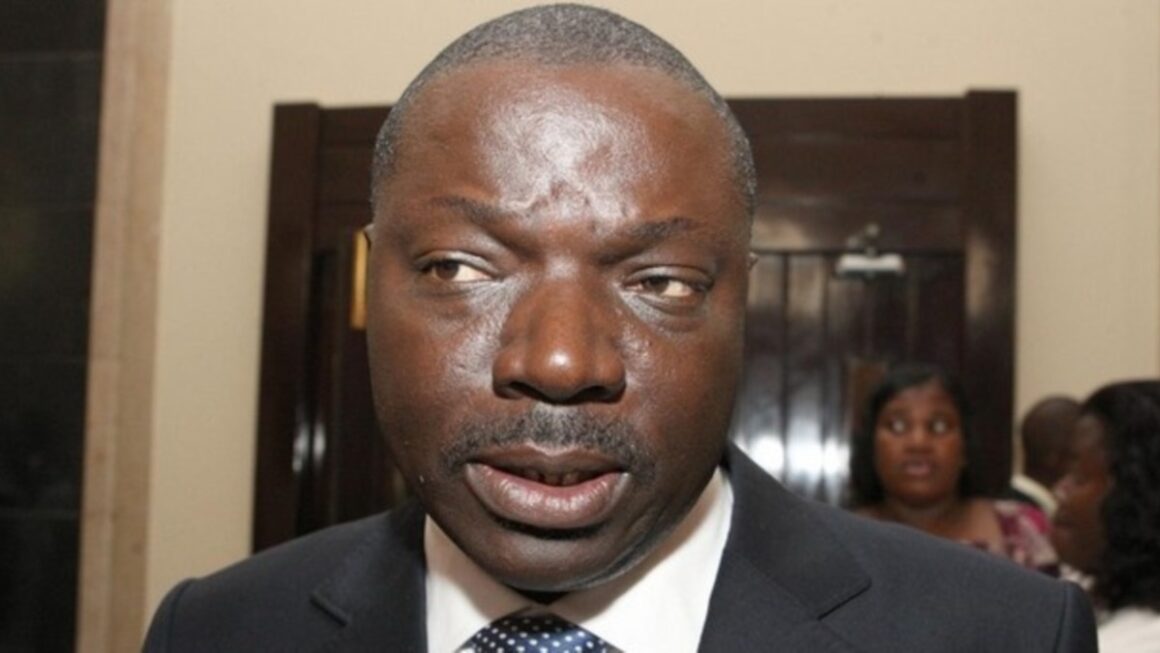Bento Kangamba oferece 50 milhões de kwanzas a vendedoras em Luanda