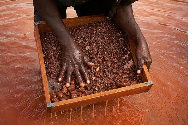 SIC detém 3 cidadãos guineenses por posse ilegal de 710 pedras de diamantes