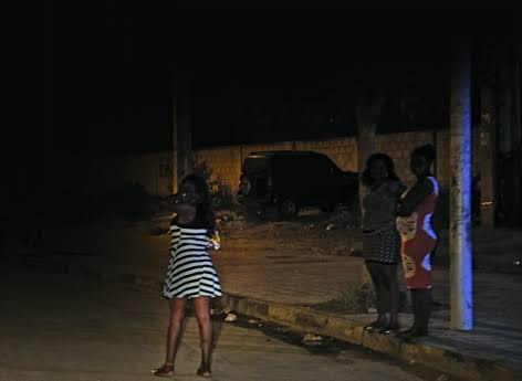 Cazenga: Mãe obriga as três filhas a prostituir-se para sustentar a casa, enquanto ela gere “o negócio”