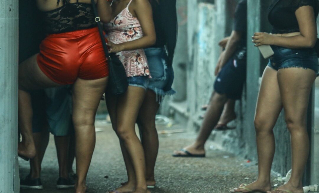 Prostituição em Alta em Luanda: A Crise que Leva Menores a Vender o Corpo por 500 Kwanza ou Uma Lata de Carninha