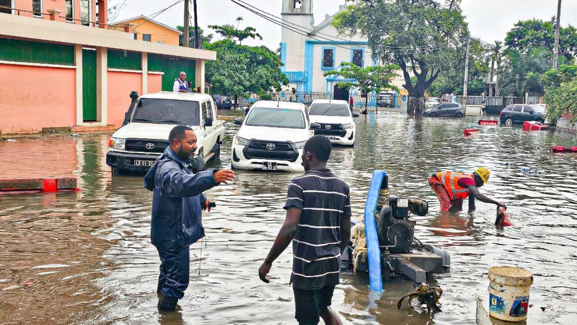 Fúria da natureza deixa ruas intransitáveis e casas inundadas em Luanda