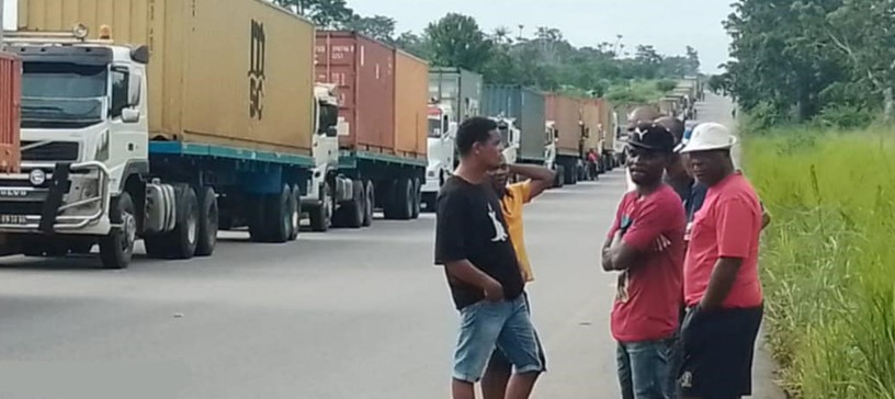 Zaire: Centenas de camiões estão há dias à espera de abastecimento nas bombas de combustível – ATROMA denuncia que Polícia está a impedir o uso de reservatórios nos camiões