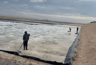 Salinas de estrangeiros produzem sal em plásticos e sobre antigos cemitérios na Baía Farta, alertam moradores e especialistas