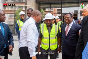 COMO ELES SE LAMBUZAM E RIEM-SE DA MISÉRIA DESTE POVO