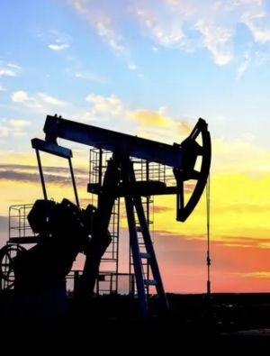 Petróleo ultrapassa 100 dólares por barril pela primeira vez desde 2022