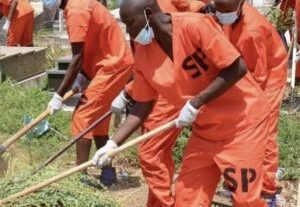 Serviço Penitenciário usa dezenas de reclusos para limpar Cemitério da Santa Ana