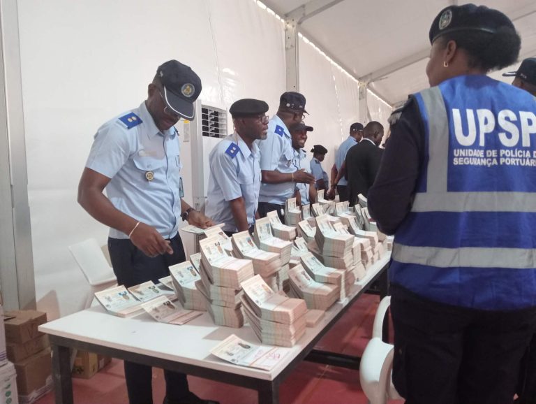 SME “esconde” mais de 30 mil passaportes para impedir saída de angolanos para o exterior, e exibe no centro da Baía