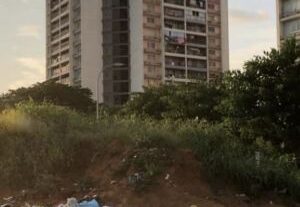 Montes de lixo invadem ruas do Zango e ameaçam saúde pública com a chegada das chuvas