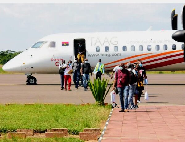 Passageiros abandonam voo da TAAG em Lisboa por alegado mau cheiro a fezes