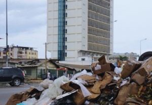 Mais 81,6 mil milhões Kz para a recolha de lixo em Luanda com 16 concursos por zonas
