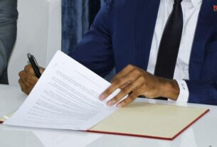 Estado gastou 10,9 biliões Kz em contratos públicos, mas só 17% foram reportados ao regulador