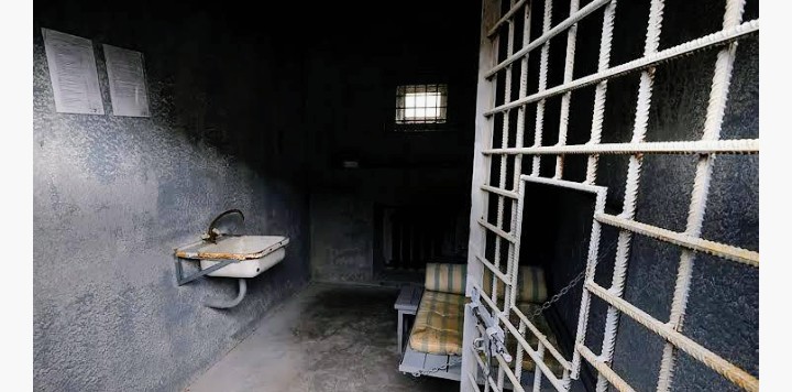 Oficiais do Serviço Penitenciário apanhados a ajudar detido a sair da cadeia fardado de agente – “Serviço” custou 3 milhões Kz