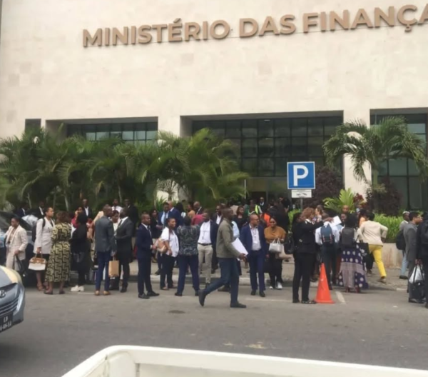 Governo inicia hoje pagamento do 13.º salário aos funcionários públicos em prestação única