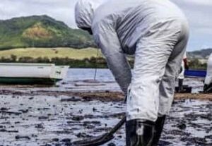 Os derrames sistemáticos das gigantes petrolíferas estão a envenenar a costa de Angola e as suas comunidades